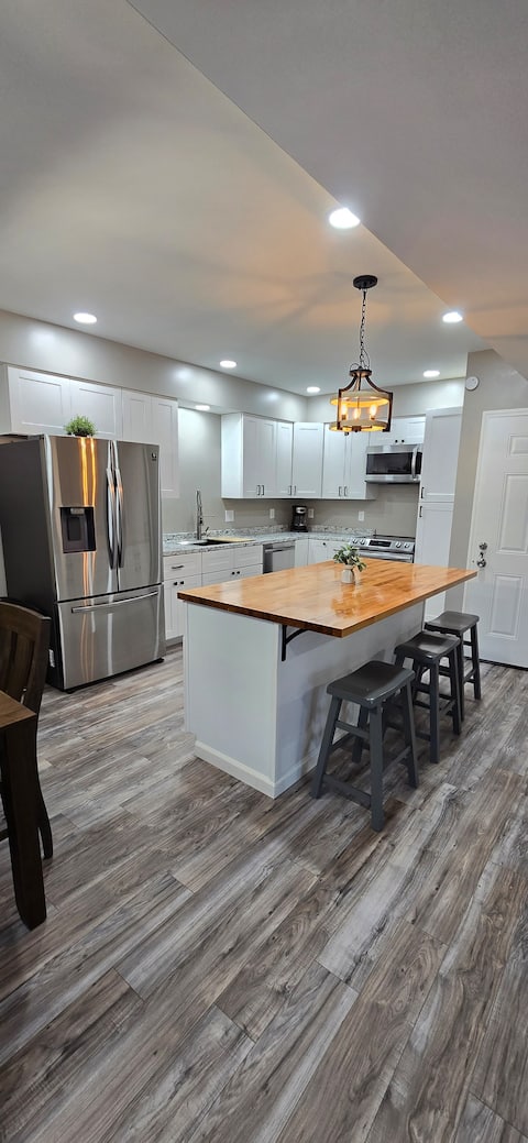 Chic and Spacious 3 BR - Modern Amenities