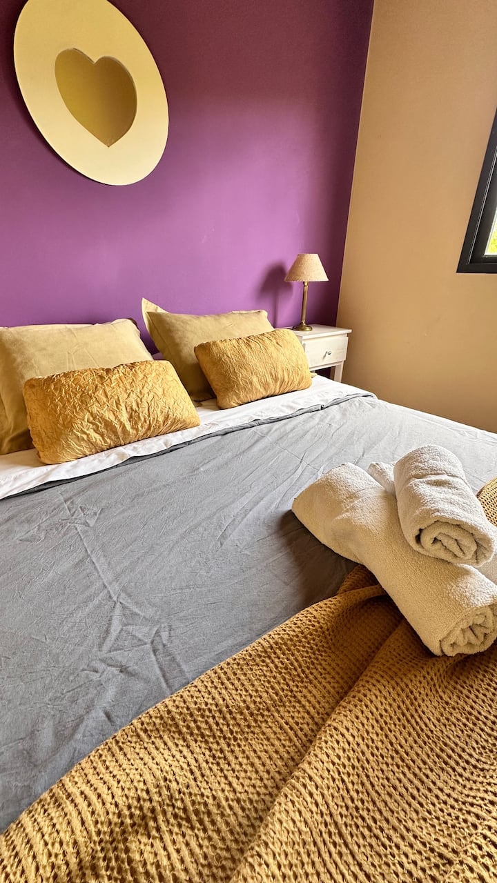 Habitacion con sommier matrimonial.
Aire acondicionado split frio/calor.
Placard.
Cortinas roller black out.