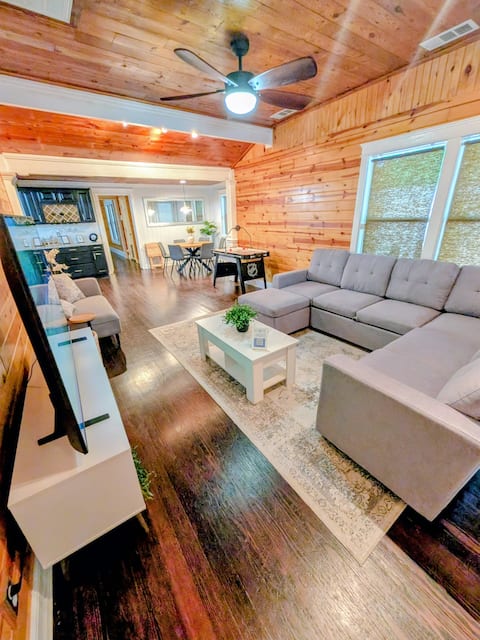 Successful Airbnb property: Modern Cabin Style Home 1 Blk To Downtown McKinney in Mc Kinney