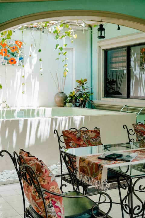Home w/ Garden, Pool & Breakfast near Megaworld