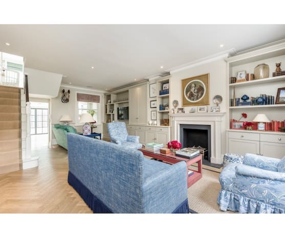 Battersea Luxury 4 Bedroom Entire Family Home gallery image 3