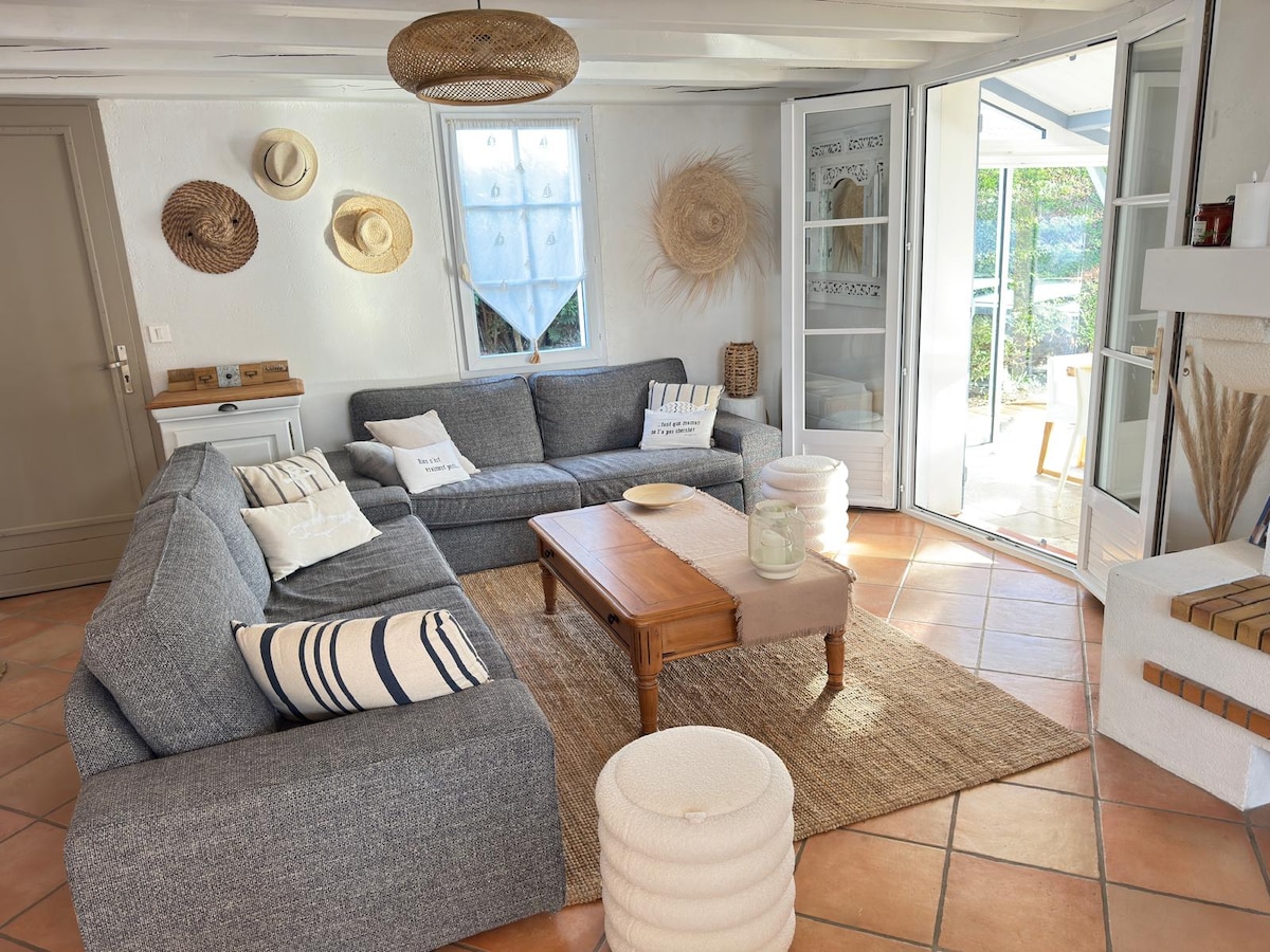 Successful Airbnb property: Villa 5 * 4 bedrooms and pool in Noirmoutier En L'île