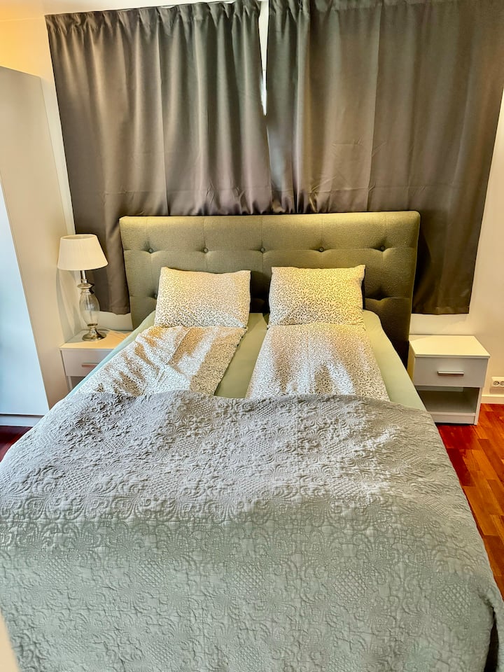 Kitanda cha sentimita 150 kutoka Jensen. Upande wa kushoto hadi dirisha laini, upande wa kulia wa kati umerekebishwa