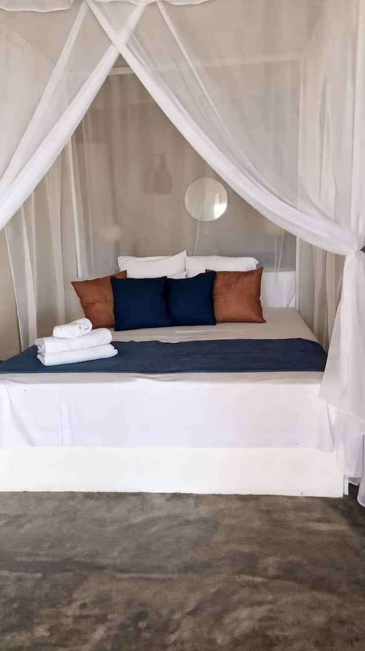A Suíte do Farol une conforto e minimalismo. Charmosa, tem o pé direito alto, ar condicionado e cama king. Com uma arquitetura de conceito aberto, o banheiro integra-se ao ambiente, tornando-o ainda mais especial.