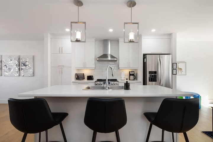 New Townhouse (Only 6 km from YQM Airport)