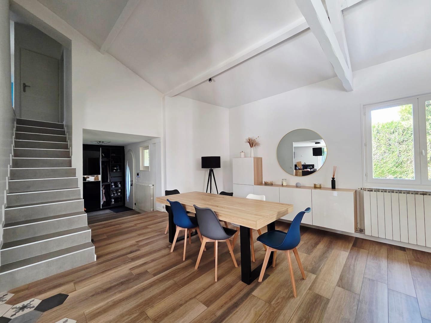 Maison avec piscine proche Lyon — Espace repas