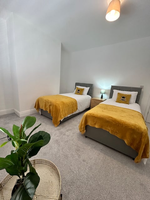 Percy House, 3 bedroom, contractor haven, parking