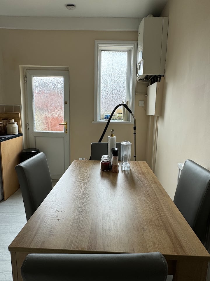 Cosy And Spacious Kingsize Room - Bolton, UK