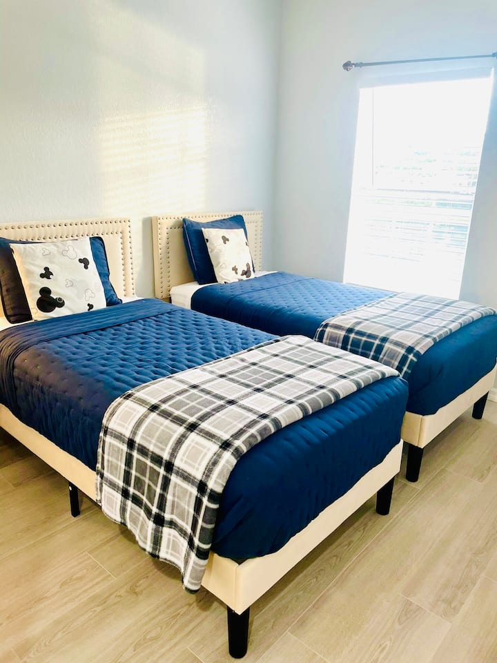 Dos camas individuales ubicadas en el segundo piso.