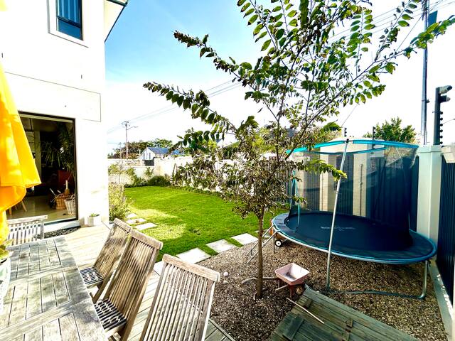 Four BDR Family Home in Claremont gallery image 3