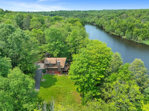 Lazy River Cabin: Lakefront Stay