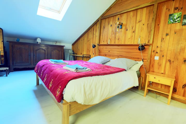 Bedroom with queen size bed