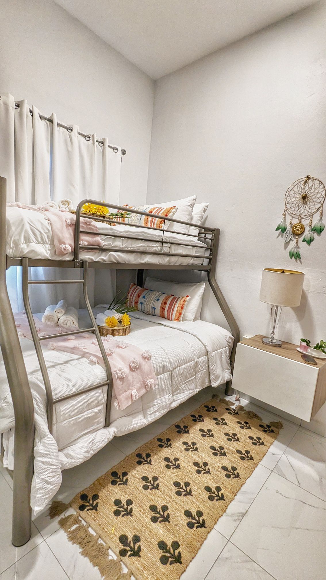 Chumba cha kulala cha pili kina kitanda cha ghorofa, kinachokaribisha vizuri viwili chini na kimoja juu. Inatoa eneo la kukaa lenye starehe kwa ajili ya gumzo, televisheni, vioo, kabati, meza kando ya kitanda na sehemu rahisi za kuchaji kwa ajili ya vifaa vyako vya kielektroniki.