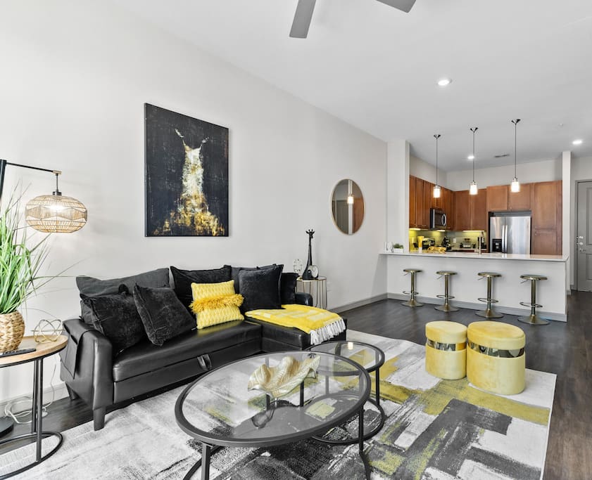 Luxurious King 1BDR W/ Sky Lounge, Pool, Parking