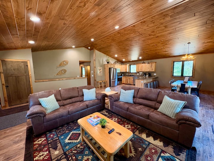 Bear Paw Lodge •Luxury Cabin •Game Room •Fire Pit - Wisconsin Dells, WI