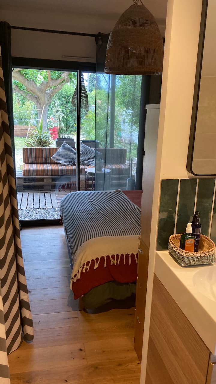 Suite principal con acceso directo a la terraza privada y al jardín