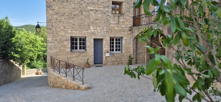 Maison Dans Un Village Médiéval - Goudargues