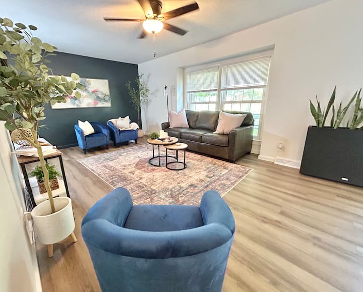 Მთავარი მისაღები ოთახი ლამაზი ბუნებრივი განათებით.