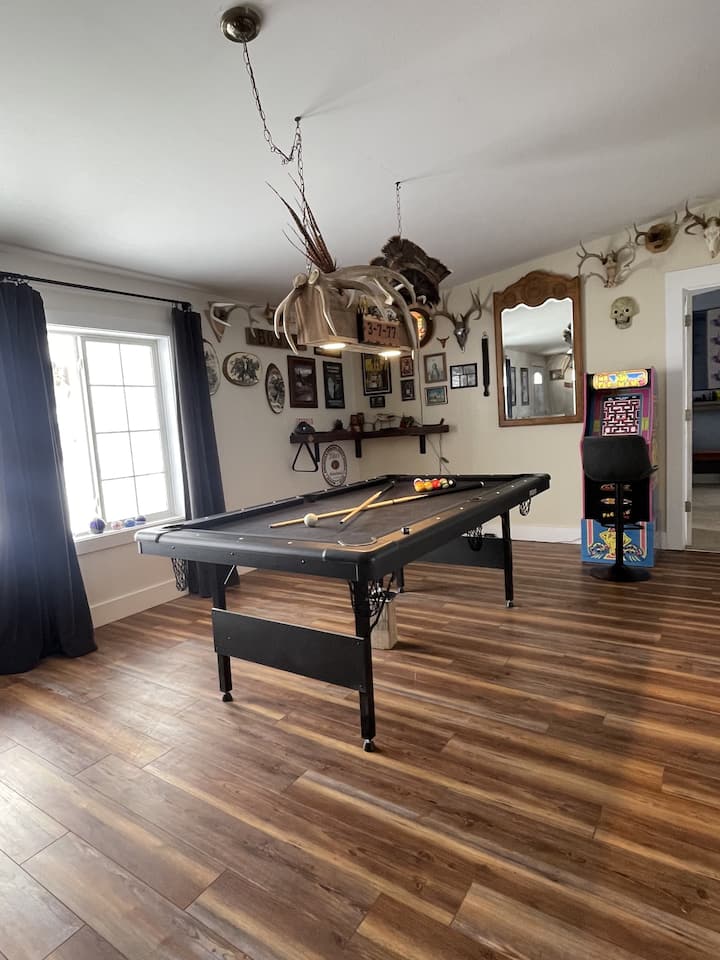Home On 7 Acres, Hot Tub, Pool Table, Sleeps 6-8+ - Ennis, MT