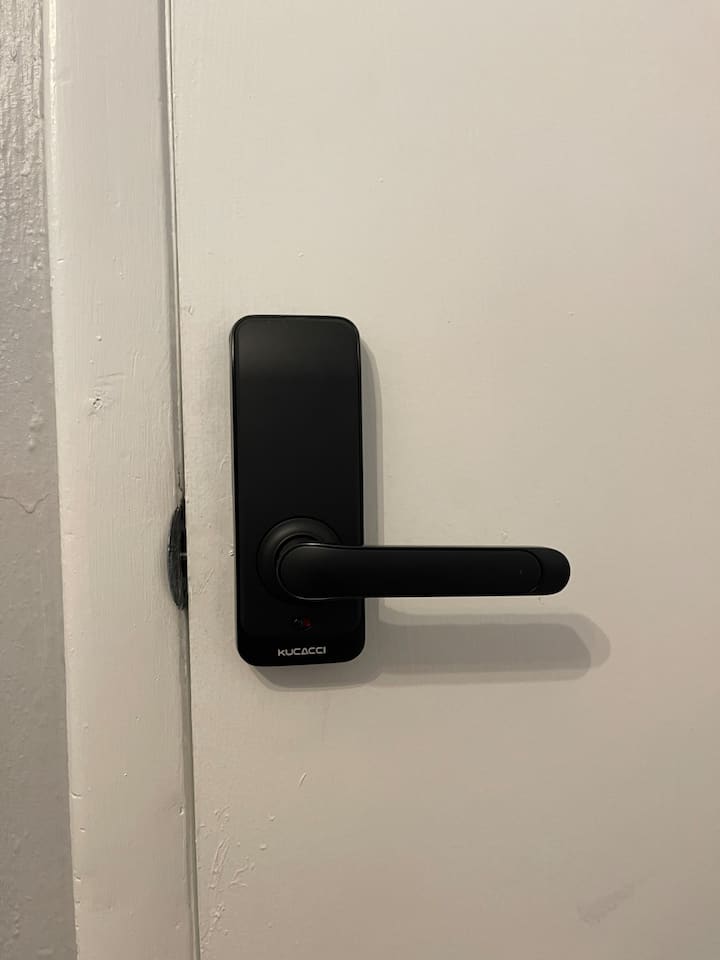 Kufuli janja lenye kufuli kutoka ndani ya chumba chako 