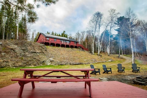 Lake Side Lodge with stunning views!