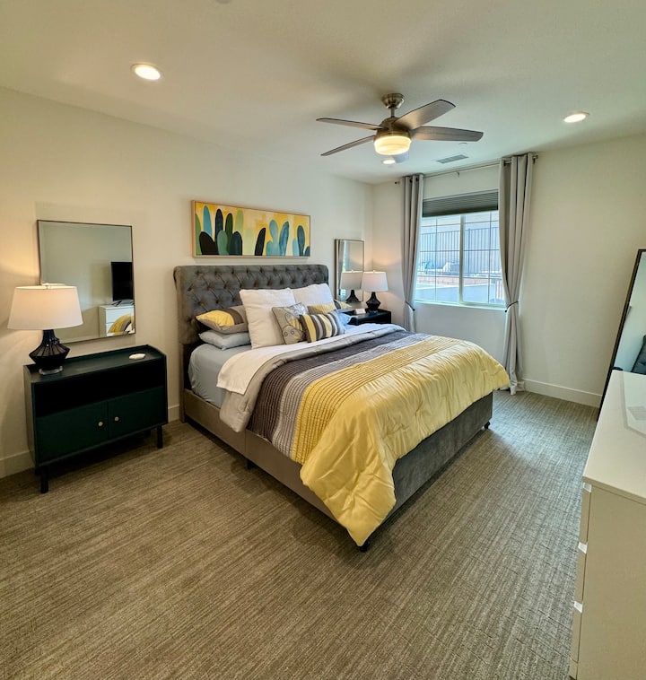 Მთავარი საძინებელი (1-ლი სართული / დიდი საწოლი) 