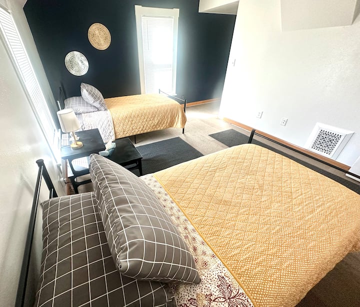 Tweepersoonsbed, volledig bed, nachtkastje, witte ruismachine 