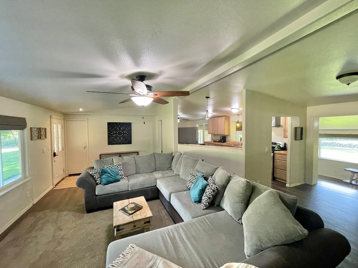 Little White Deer spacious•lawns•private Houses for Rent in Squaw