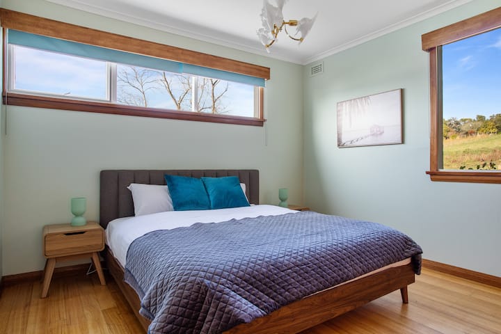 El segundo dormitorio se encuentra en la parte trasera de la casa y disfruta de vistas al patio trasero y a los pastos.