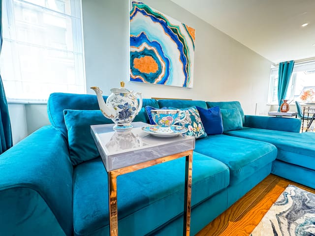 * Rare Find * LUXE Apt w/th Free Parking, GYM, AC