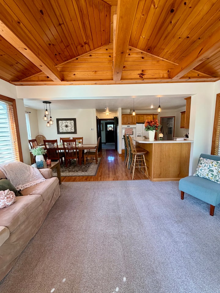 Cozy Cottage- Hot tub-Spacious-Family friendly!