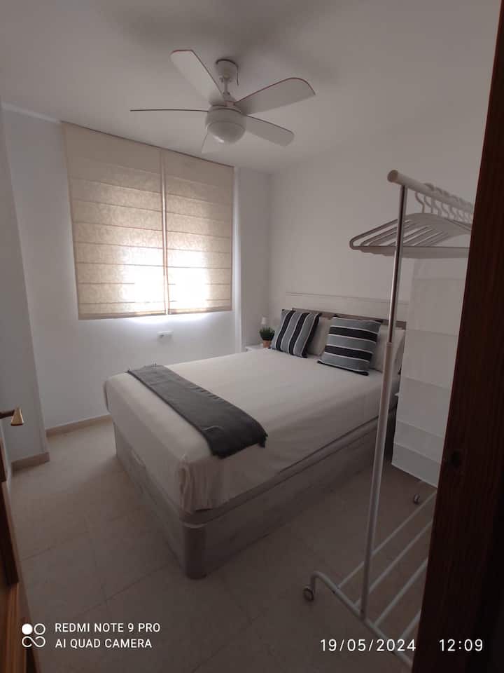 Dormitorio 2 con cama de matrimonio: descanso sencillo y cómodo.