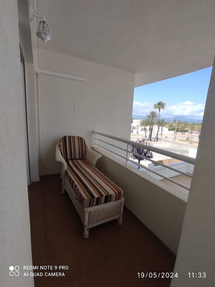 Terraza con tumbona y vistas a las palmeras: siesta al sol asegurada.