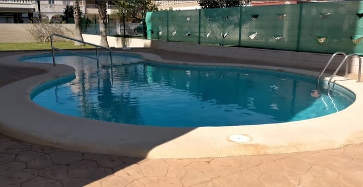 Piscina comunitaria con zona de solárium: chapuzones sin salir del recinto.
