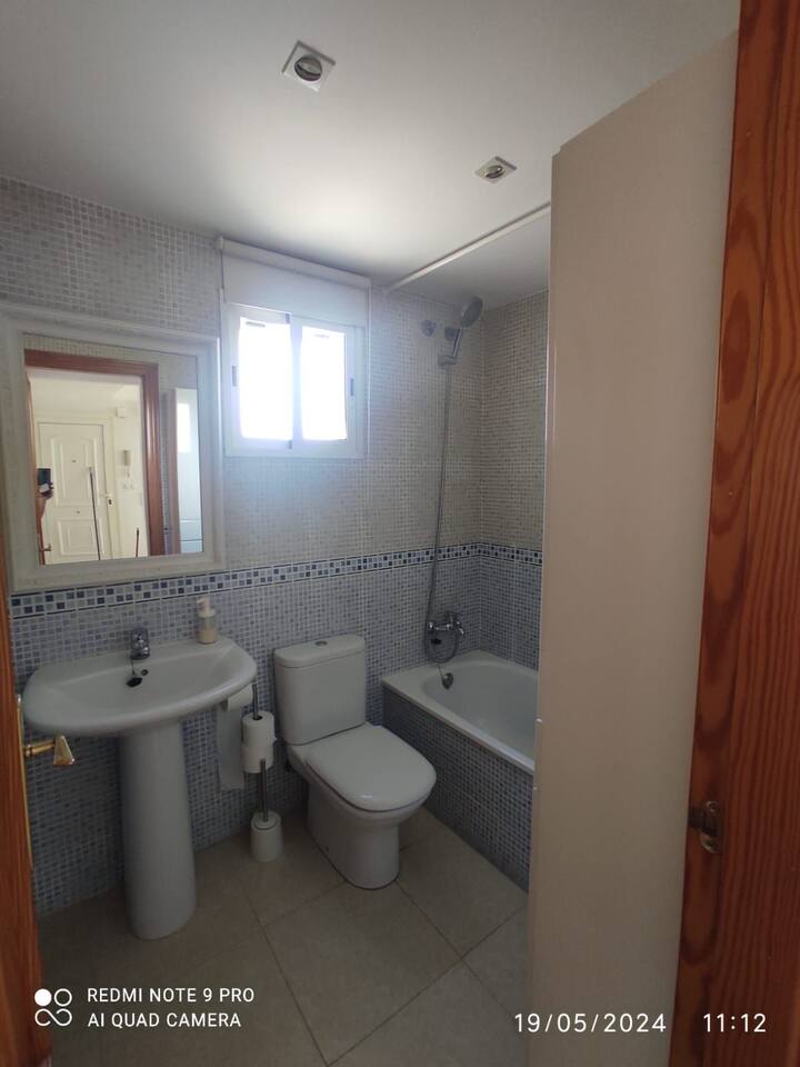 Baño completo con bañera: perfecto también para el baño de los peques.