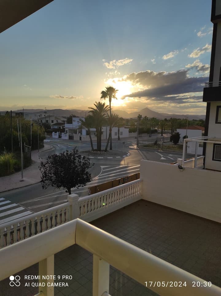 Atardeceres desde la terraza sobre la zona residencial: un final de día de postal.