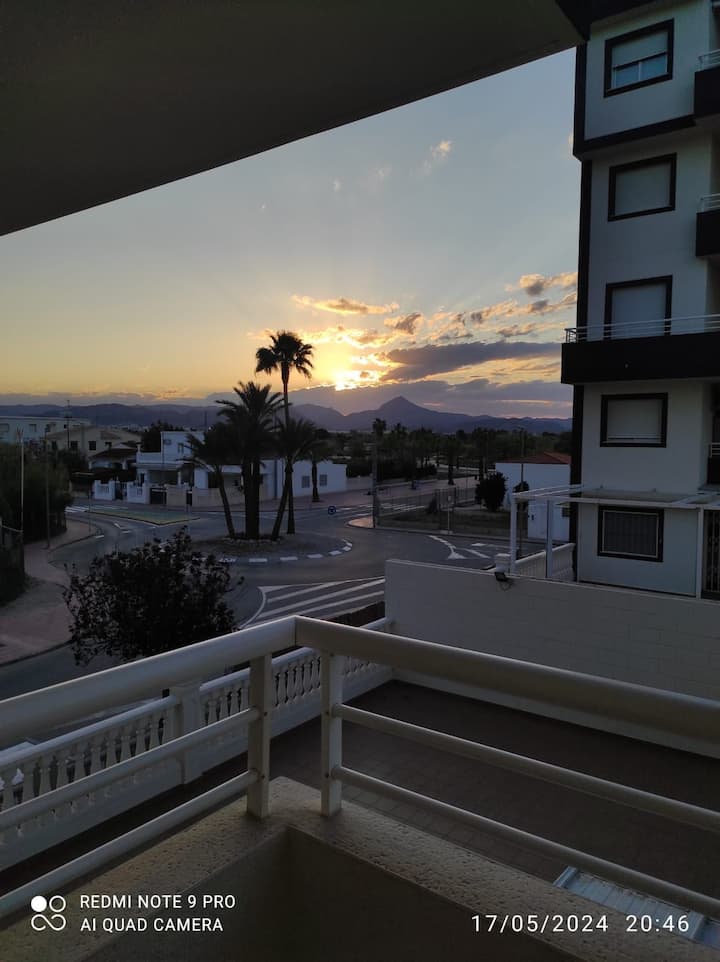 La terraza al caer el sol: brisa marina y cielos naranjas.