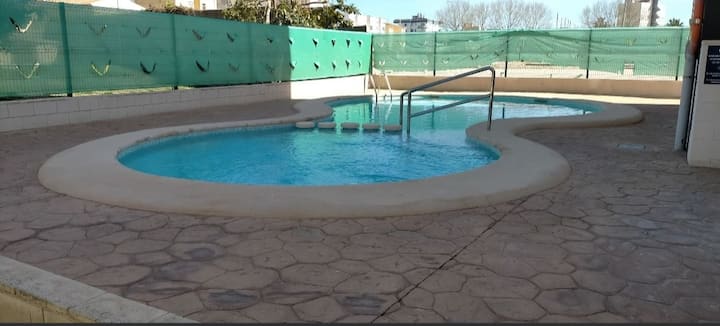 Otra vista de la piscina, con escalera y acceso cómodo.