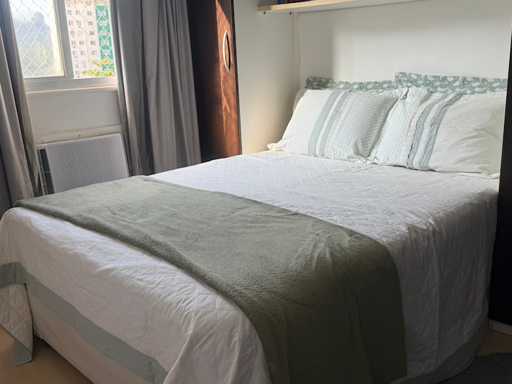 Lit double confortable et matelas supplémentaire dans une chambre climatisée.