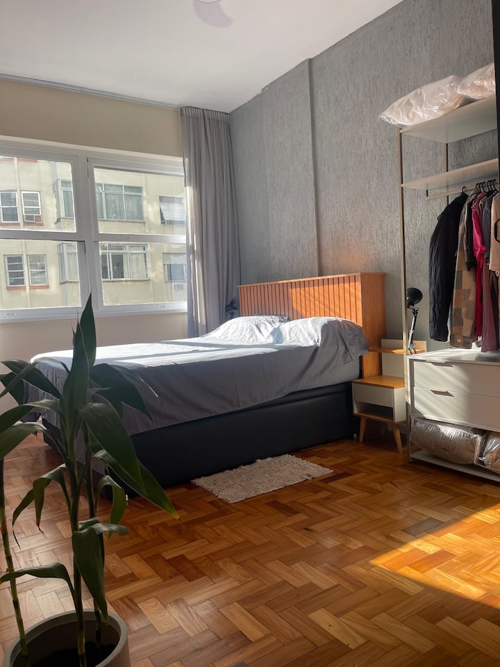 Sol da manhã entrando no quarto!

Сонце влегува во спалната соба!
