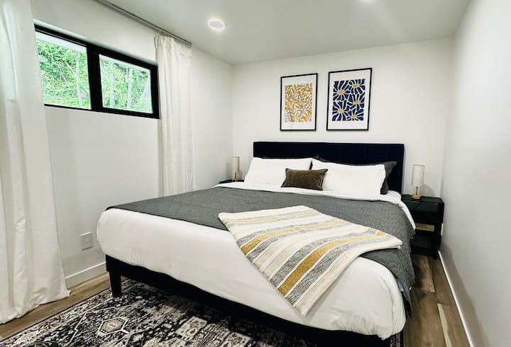 Sunrise Canal - Hood Canal Getaway Home - King Bed