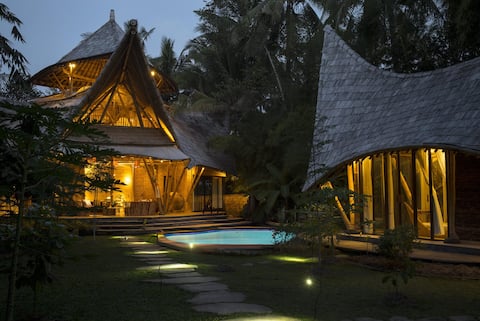 Cacao House Eco-Luxe Family home near Green School