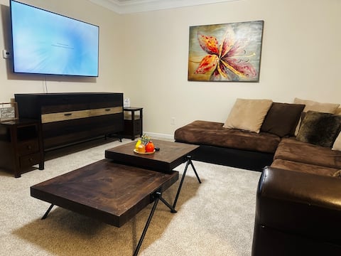 Beautiful RDU/RTP Townhouse (Gym, kids playground)