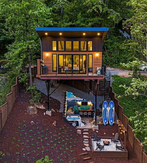 NOW OPEN- CR Treehouse- Views/Hot tub/Firepit