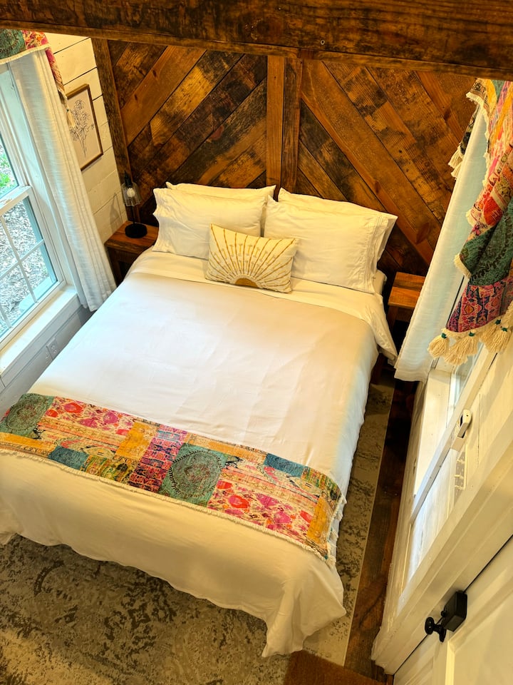 Нашиот брачен кревет (широк 150-179 см) е цврст; бил рачно изработен од Роб. Го дополнивме со висококвалитетен душек и пружина, меки чаршафи и јорган.