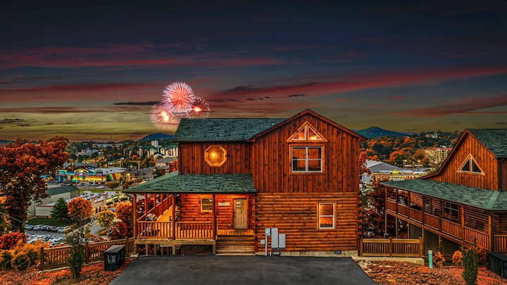 Mtn Cabin W/ Fireworks View! Heated Pool & Hot Tub - Pigeon Forge, TN
