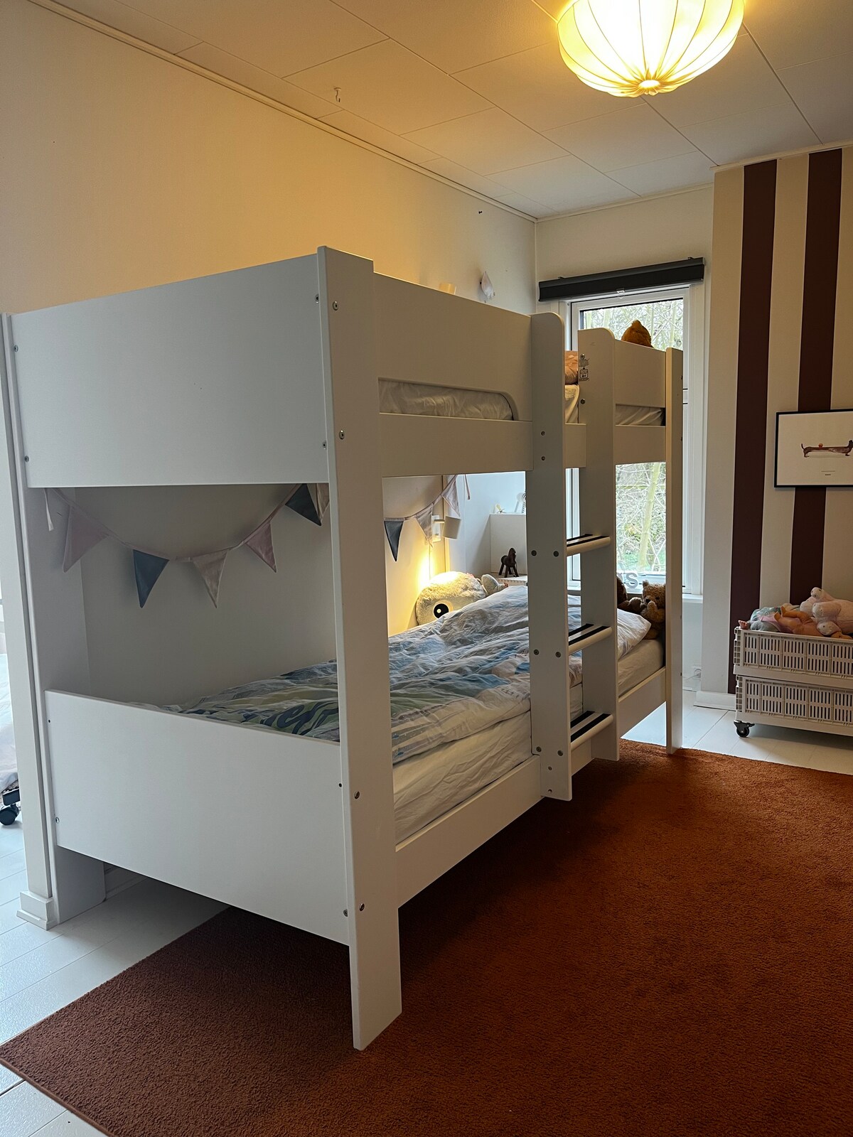 Ოთახი დიდია, შუაში ტიხრით. Ერთ მხარეს ორსართულიანი საწოლია, რომლის ორი ლეიბი ზომით 90x200 სმ-ია. 

Მეორე მხრივ, შეგიძლიათ გაიხედოთ იატაკზე ლეიბით, რომლის ზომებიც 140 × 200 სმ-ია. 