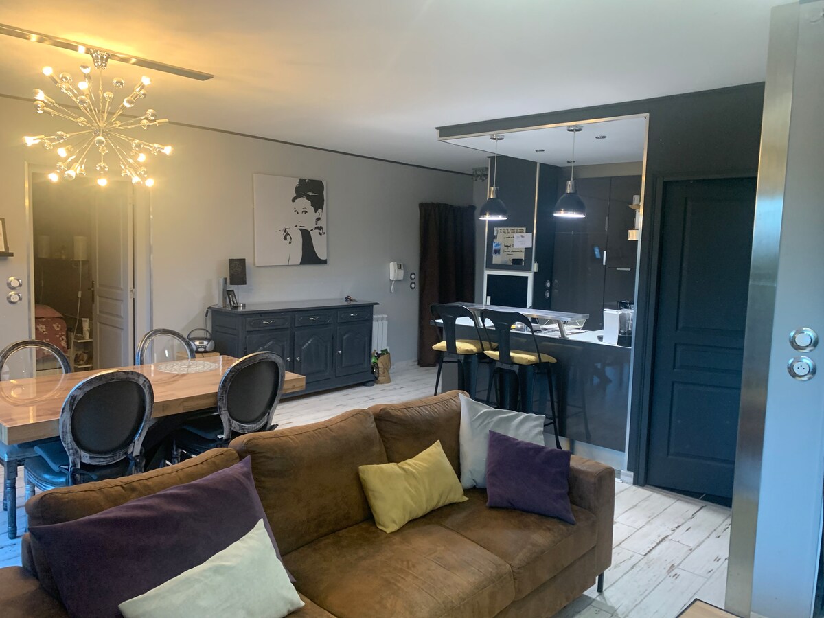 Popular Airbnb listing: Plan d'eau du Canada Apartment in Beauvais