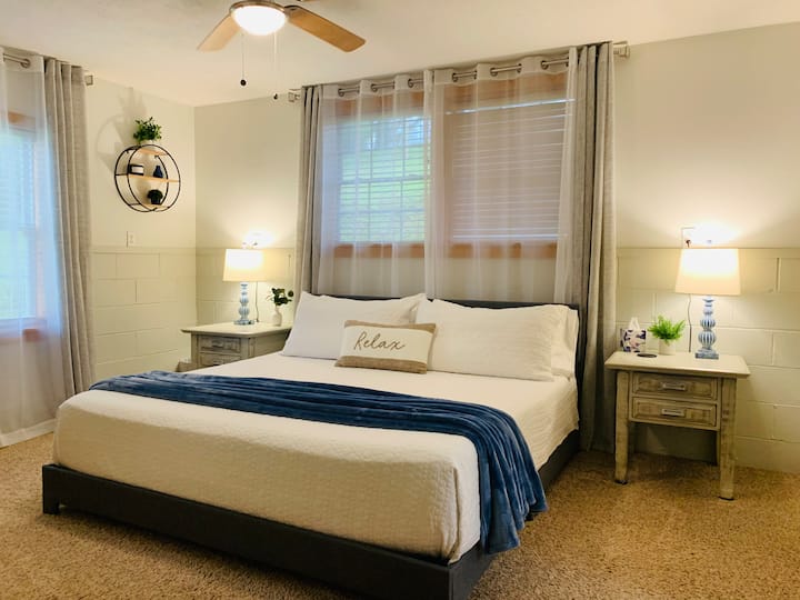 Chumba cha kulala kiko kwenye ghorofa kuu -Kitanda cha king