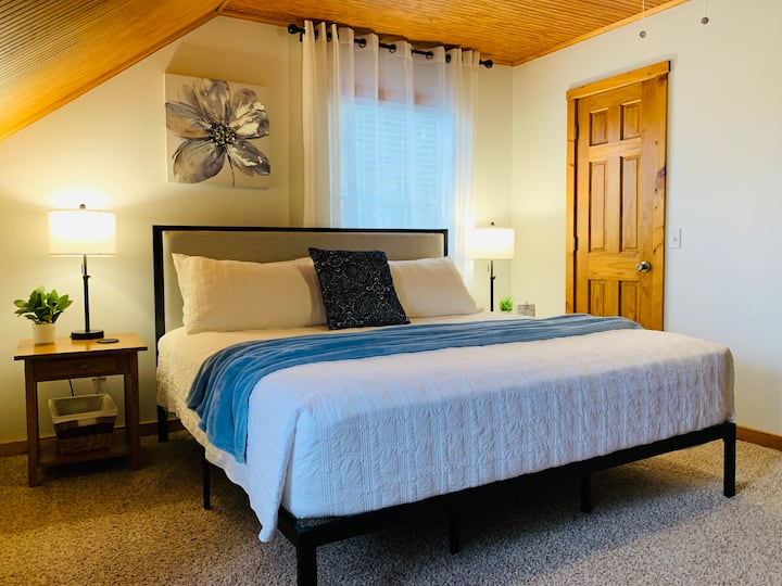 Ghorofa ya juu 
Kitanda aina ya King, pia godoro la sakafu lenye ukubwa kamili linapatikana - limehifadhiwa kwenye kabati . 